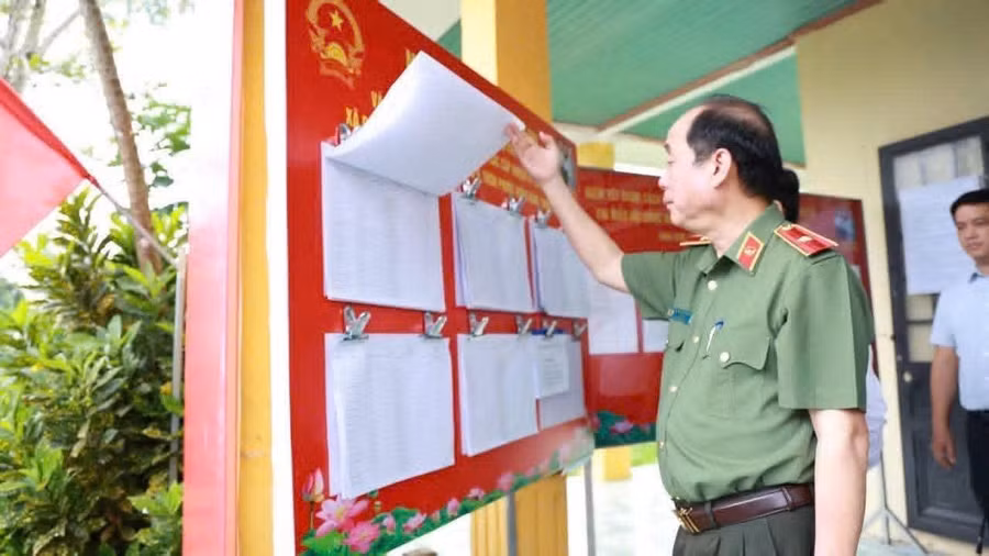 Thiếu tướng Nguyễn Hữu Hợp, Giám đốc Công an TP Đà Nẵng kiểm tra bảng niêm yết danh sách cử tri tại điểm bỏ phiếu bầu cử. Ảnh: CAĐN