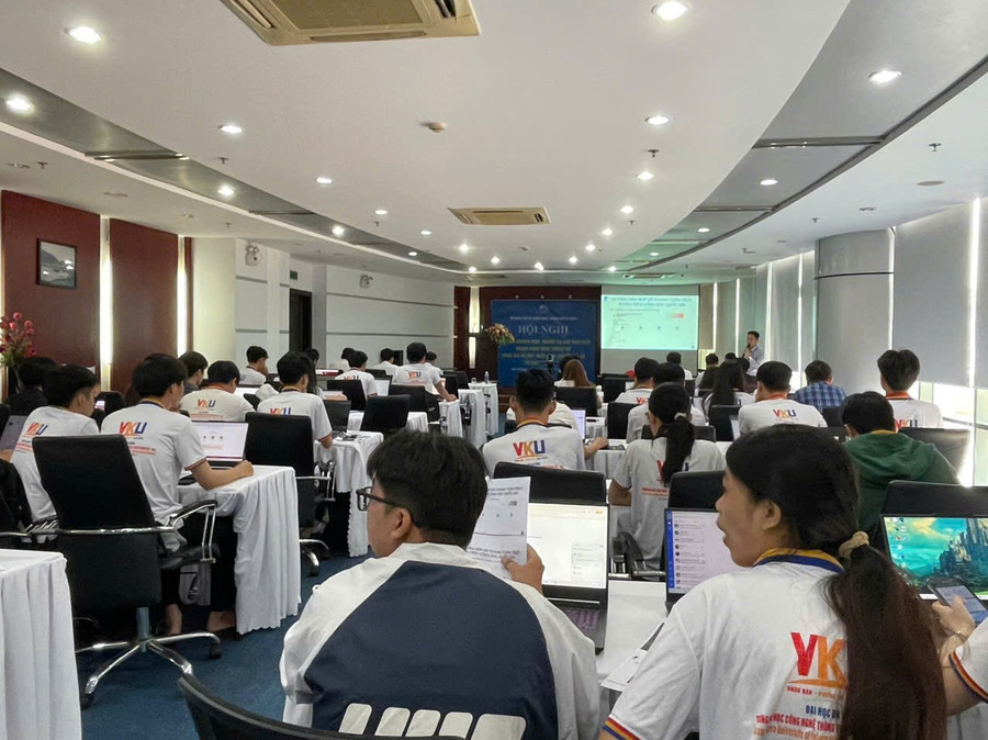Sinh viên tập huấn để hỗ trợ người dân, doanh nghiệp sử dụng các thiết bị CNTT tại Trung tâm phục vụ hành chính công phường, xã. z6855238656917-a939c98e664eae2c84cb3732ca9dfef3.jpg