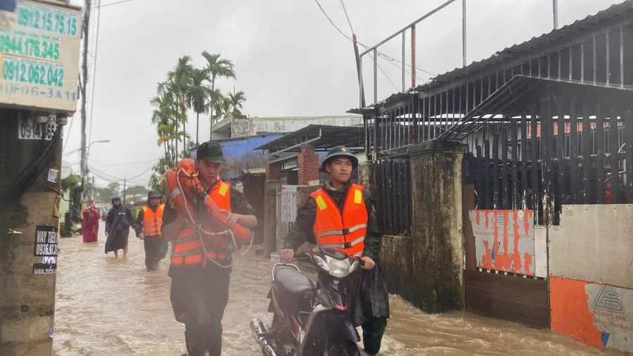 Lực lượng Quân đội, Công an hỗ trợ người dân di dời đồ đạc, sơ tán đến nơi an toàn.