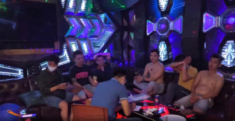 Lực lượng Công an kiểm tra và phát hiện nhóm nam nữ đang sử dụng ma túy trong quán karaoke. Ảnh: CACC