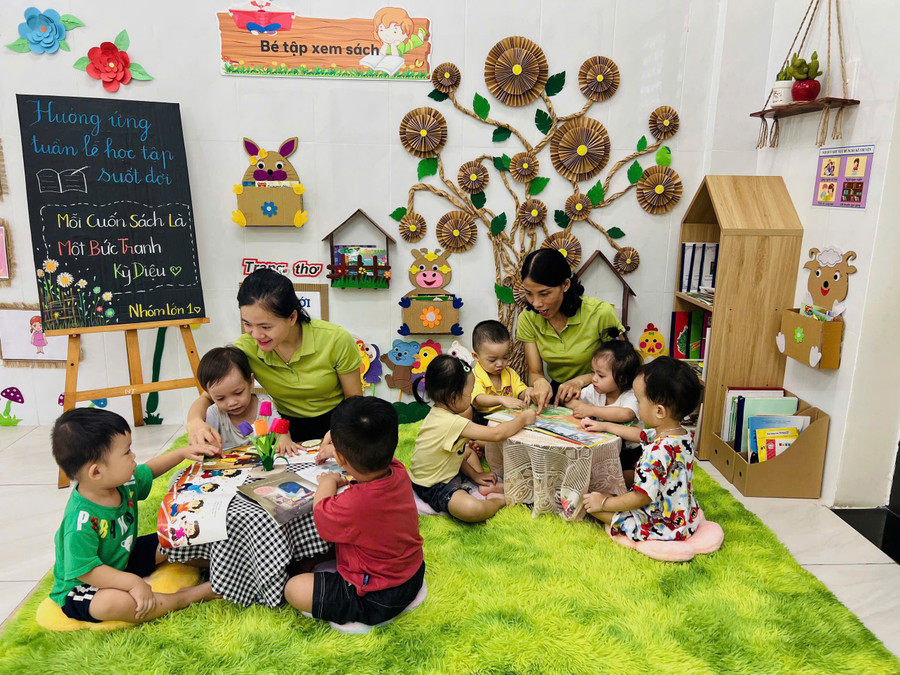 Cô trò Trường Mầm non Hoa Phượng Đỏ.