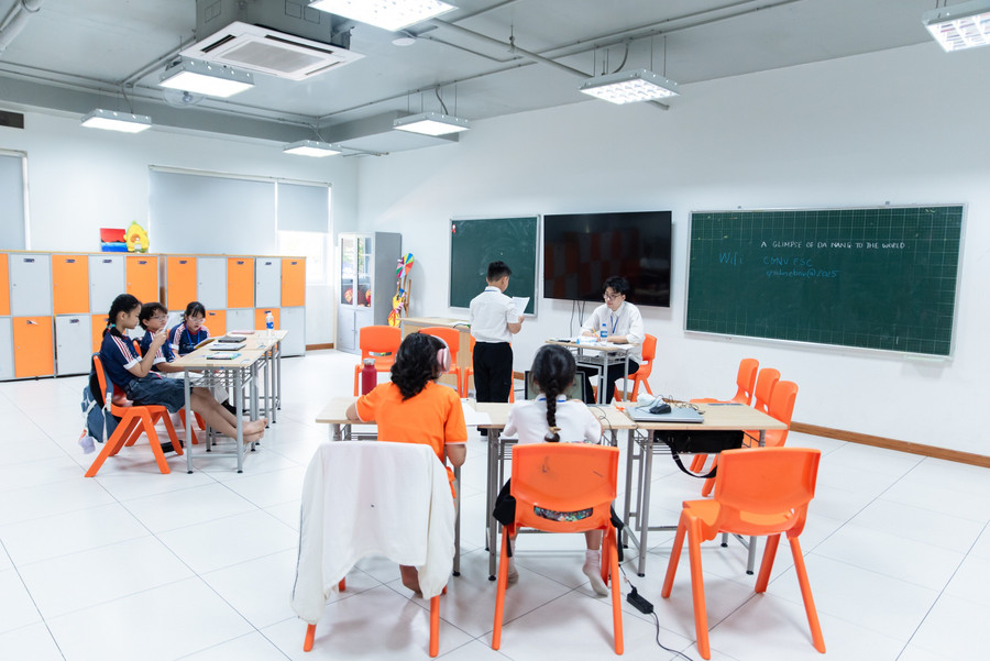 Các đội thi cùng tranh biện. tht-6935.jpg