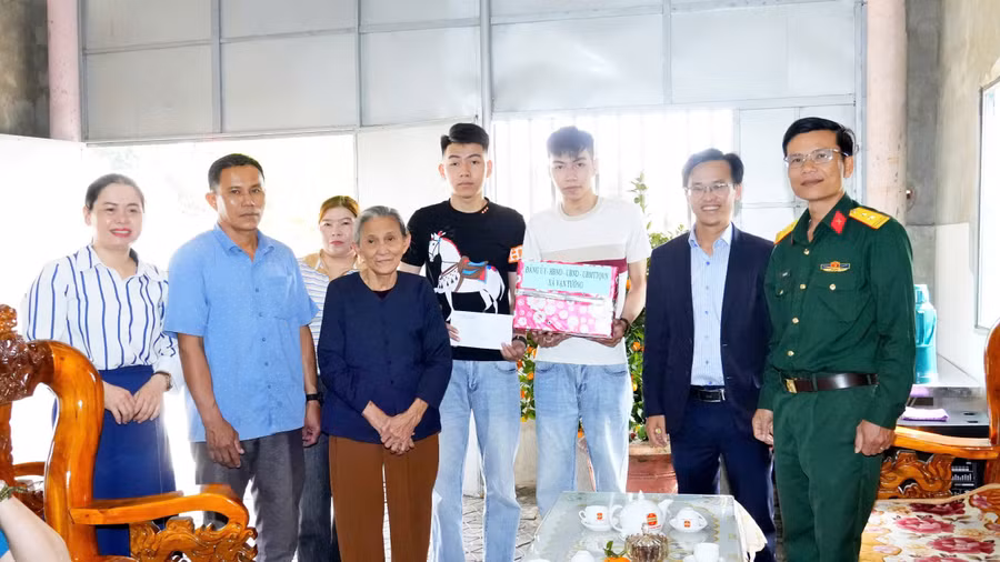 Lãnh đạo UBND xã Vạn Tường cùng đoàn công tác gặp gỡ, động viên Mạnh và Cường khi có lệnh gọi nhập ngũ.