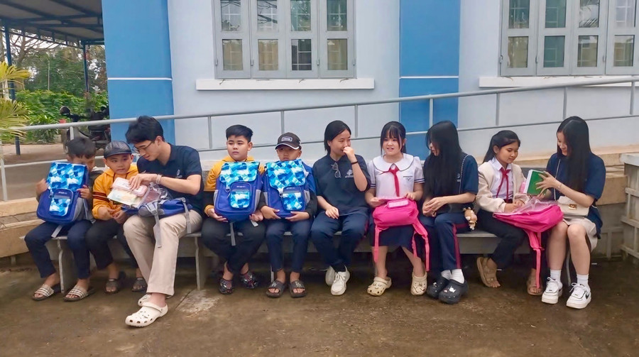 Học sinh IEC Quảng Ngãi giao lưu cùng các bạn Trường Tiểu học Hòa Phú.