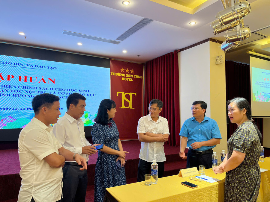 Các đại biểu trao đổi bên lề buổi tập huấn cùng trao đổi.