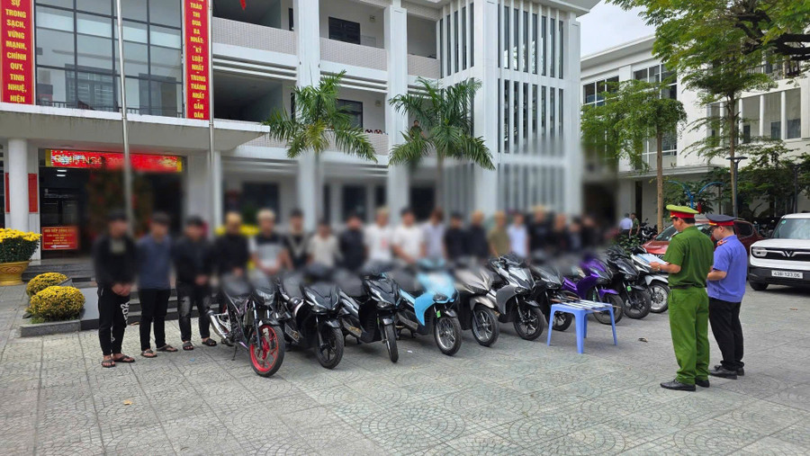 Công an tống đạt quyết định khởi tố, bắt tạm giam những thanh niên liên quan vụ gây rối trật tự trên đường phố Đà Nẵng.