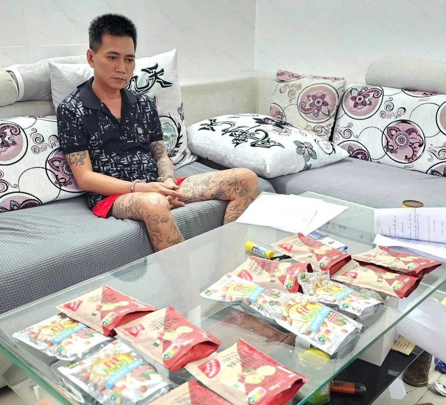 Châu Vĩnh Phú cùng tang vật. (Ảnh: CACC)