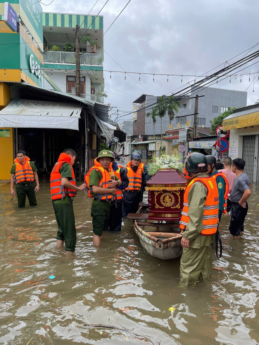 Lực lượng Công an, dân quân tự vệ và người dân xã Hòa Vang hỗ trợ đưa linh cữu cụ bà T. đi an táng. 571412043-1347316447064220-2835636466420246920-n.jpg