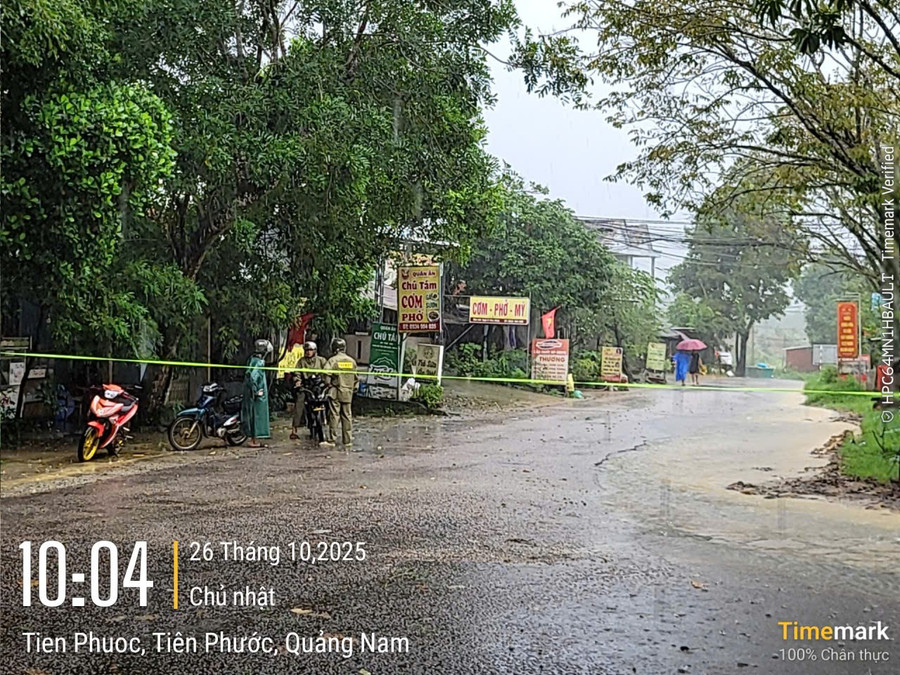 Lực lượng chức năng chốt chặn không cho người và phương tiện qua lại đảm bảo an toàn. 27ef34c3b44c3912605d.jpg