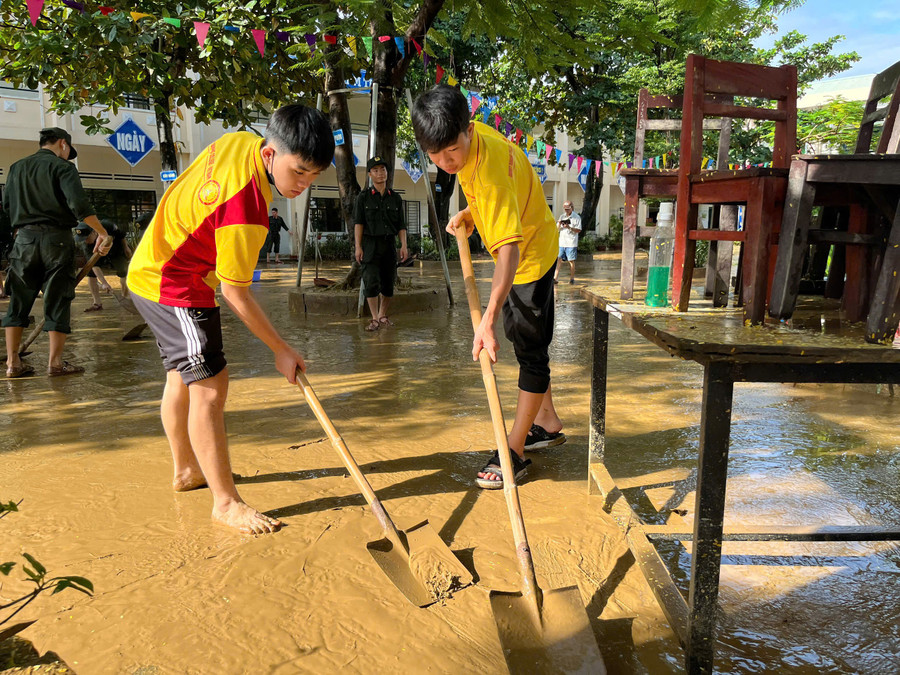 Sinh viên Trường Cao đẳng Đại Việt Đà Nẵng dọn bùn non ở trường học. 17adac6c78d5f58bacc4140.jpg