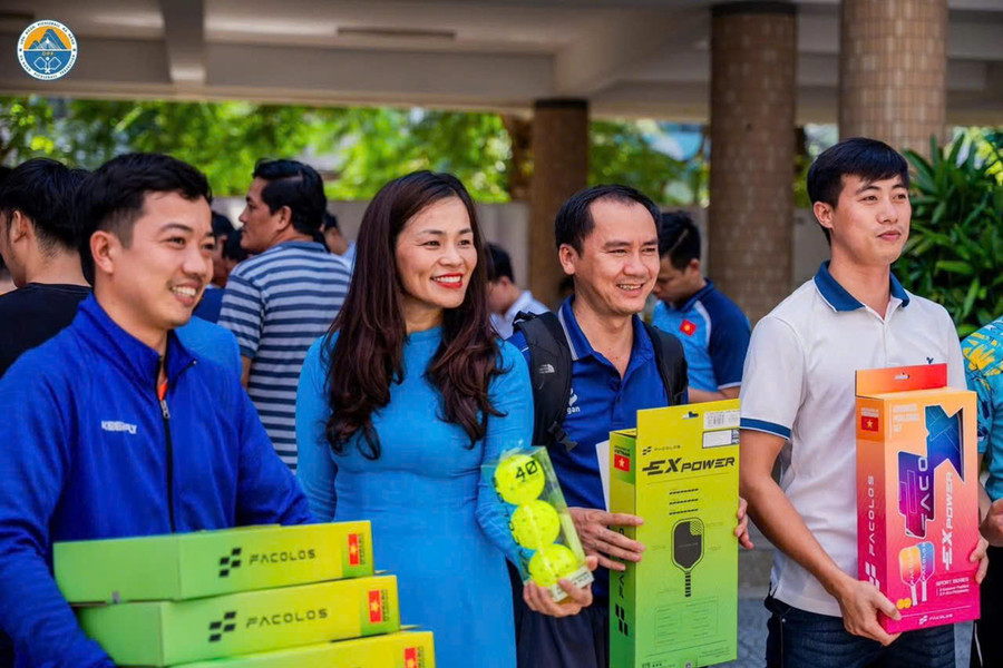 Các đơn vị, trường học nhận bóng và vợt Pickleball từ nhà tài trợ. b4c7e75039908cced5817.jpg