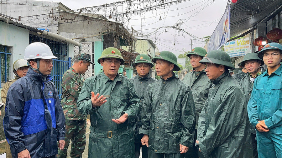 Đại tá Phan Đại Nghĩa, Phó Tư lệnh, Tham mưu Trưởng Quân khu 5 đi kiểm tra và chỉ đạo lực lượng hỗ trợ người dân. a0900665a1812cdf7590.jpg