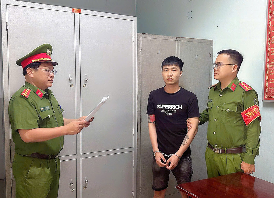 Phan Hồng Thiện tại cơ quan Công an. Ảnh: Công an cung cấp