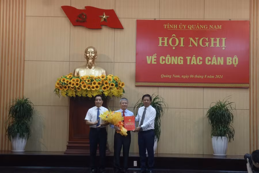 Lãnh đạo tỉnh Quảng Nam trao quyết định và tặng hoa chúc mừng tân Phó Bí thư Tỉnh ủy Quảng Nam Nguyễn Đức Dũng. 