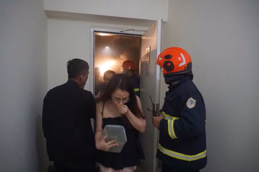 Công an hướng dẫn người dân thoát hiểm. 