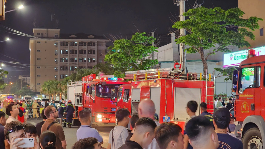 Lực lượng chữa cháy có mặt tại hiện trường dập lửa. img-20250502-220110.jpg