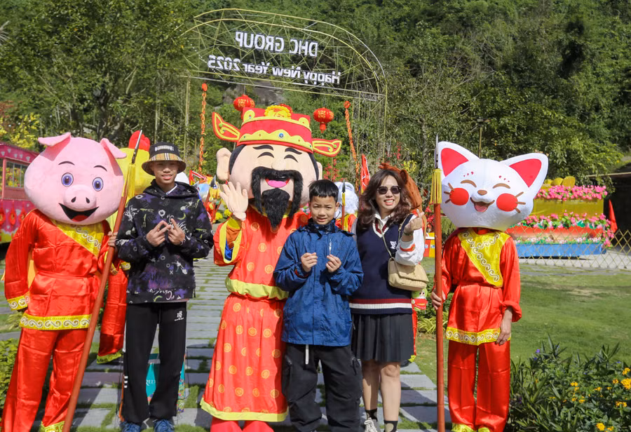 Du khách tham quan và tham dự lễ hội Thần Tài năm 2025 tại Khu du lịch công viên suối khoáng nóng núi Thần Tài.