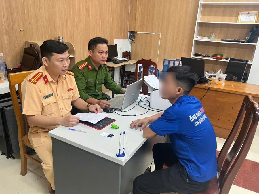 Công an làm việc với tài xế M. Ảnh: CACC