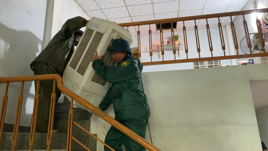 Hỗ trợ người dân khu vực rốn lũ đường Mẹ Suốt kê đồ đạc lên cao. 5feceaa8d74d5a13035c19.jpg