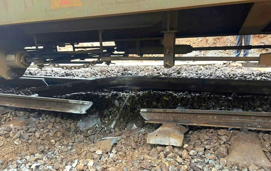 Đá rơi làm gãy đường ray. Ảnh: Đơn vị cung cấp