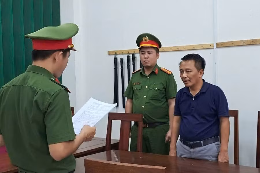 Công an tống đạt quyết định khởi tố, bắt tạm giam với Khoa. (Ảnh: CACC)