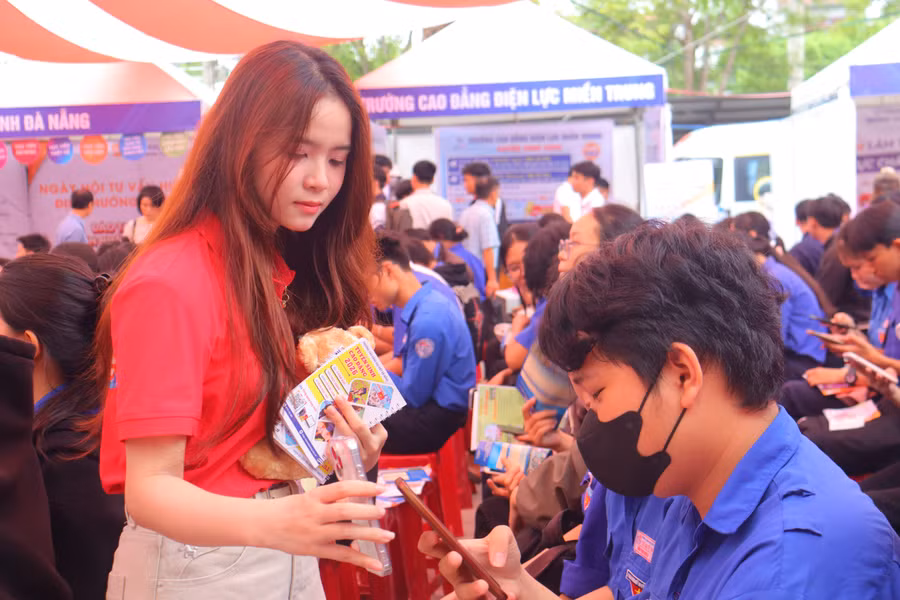 Trường Cao đẳng Đại Việt Đà Nẵng tư vấn tuyển sinh cho học sinh tại ngày hội. 