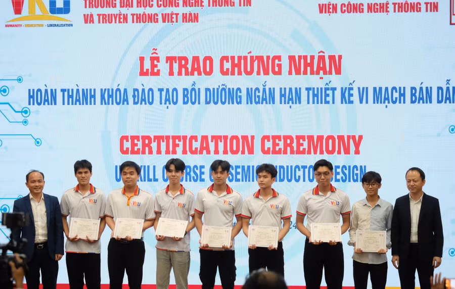 Sinh viên nhận Chứng nhận hoàn thành khóa đào tạo bồi dưỡng ngắn hạn Thiết kế vi mạch bán dẫn (khóa đầu tiên). 
