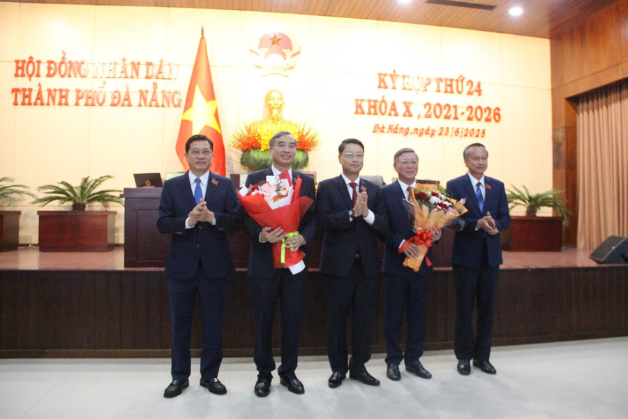 Lãnh đạo HĐND TP Đà Nẵng tặng hoa cho ông Lê Trung Chinh và ông Lê Văn Trung. 3a657da93e9d89c3d08c.jpg
