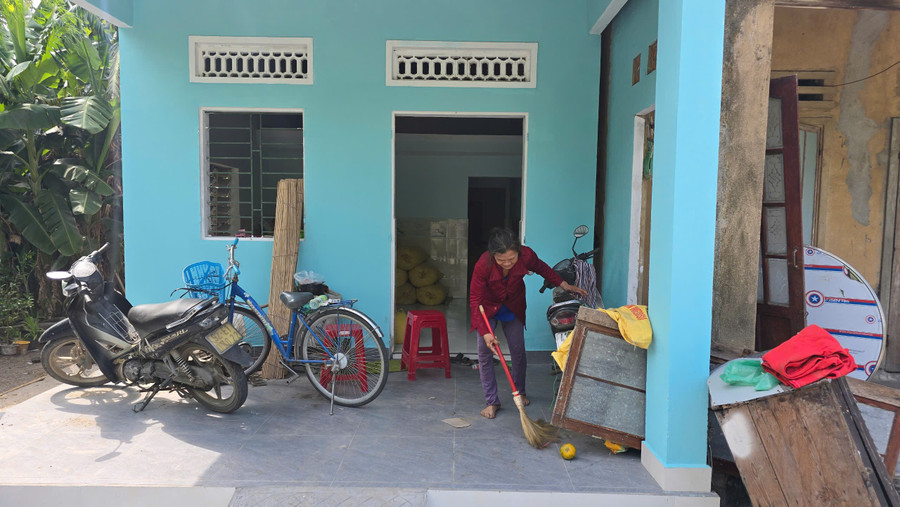 Bà Trần Thị Thập đang dọn dẹp tại căn nhà mới. a917a60f4b72fd2ca463.jpg
