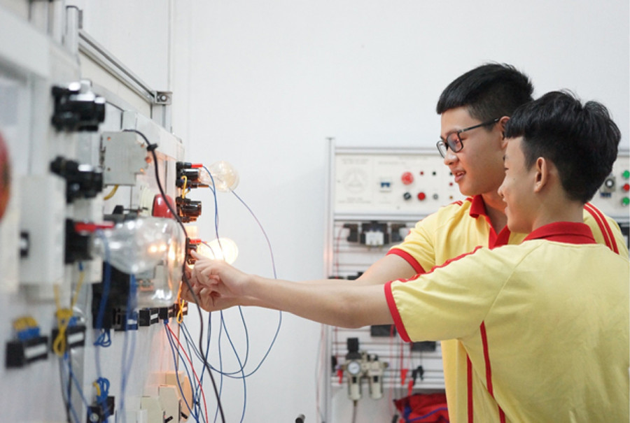 Sinh viên Trường Cao đẳng Miền Trung trong giờ thực hành.