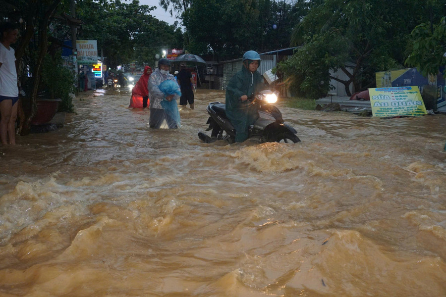 Cơn mưa lớn ngày 17/10 gây ngập một số tuyến đường trên địa bàn Đà Nẵng. 