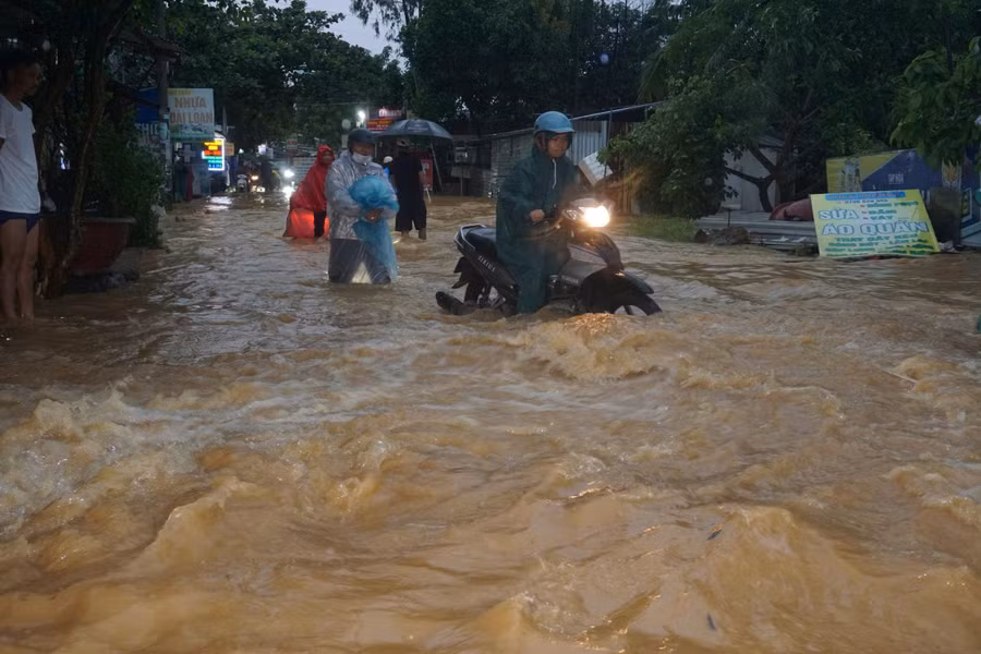 Cơn mưa lớn ngày 17/10 gây ngập một số tuyến đường trên địa bàn Đà Nẵng. 