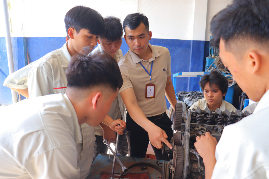 Sinh viên ngành Kỹ thuật ô tô, Trường Cao đẳng Đại Việt Đà Nẵng trong giờ thực hành.