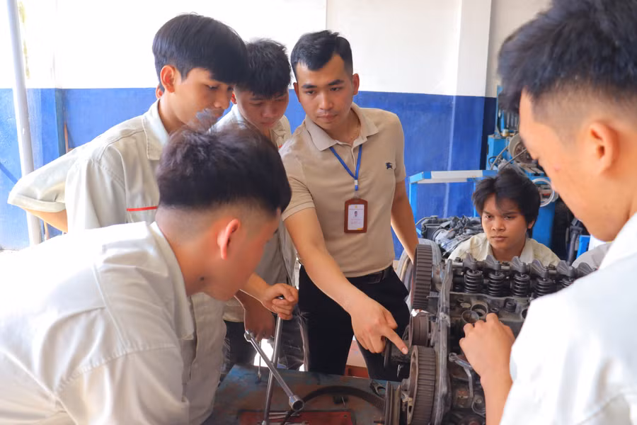 Sinh viên ngành Kỹ thuật ô tô, Trường Cao đẳng Đại Việt Đà Nẵng trong giờ thực hành.