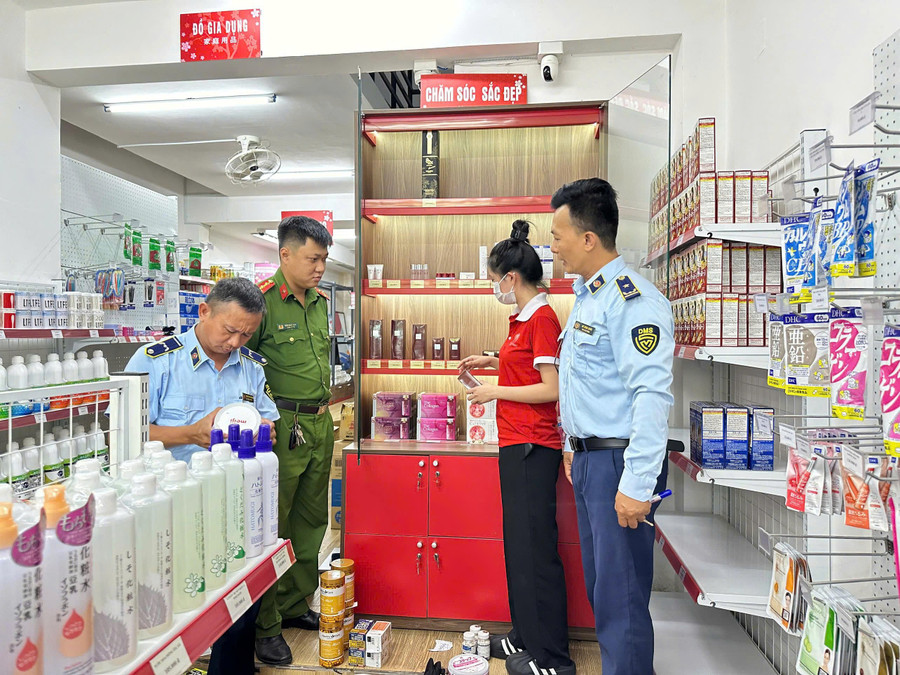 Lực lượng chức năng kiểm tra và phát hiện cơ sở không xuất trình được hóa đơn, chứng từ của lô hàng. 6a831d0805e8b1b6e8f9.jpg