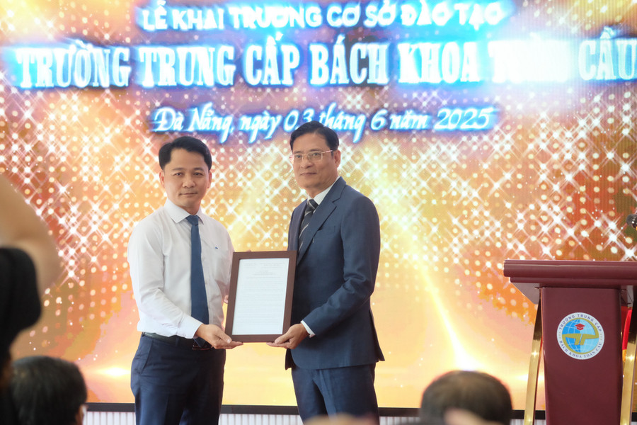 Ông Phạm Tấn Ngọc Thụy (bên trái) - Phó Giám đốc Sở GD&ĐT TP Đà Nẵng trao quyết định Công nhận Hiệu trưởng Trường Trung cấp Bách khoa Toàn Cầu cho TS Đặng Minh Sự. dscf2879.jpg