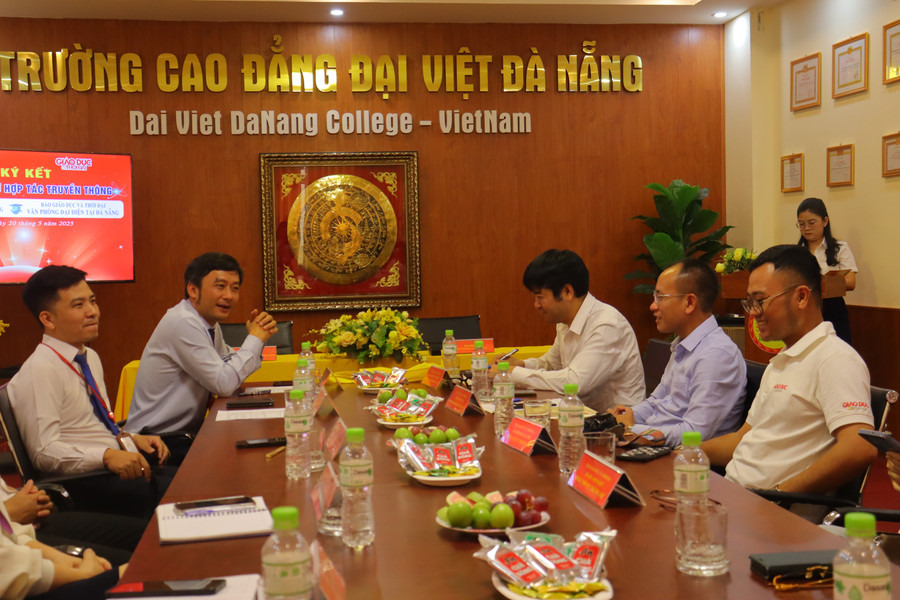 2 bên trao đổi trong lễ ký kết. img-6103.jpg