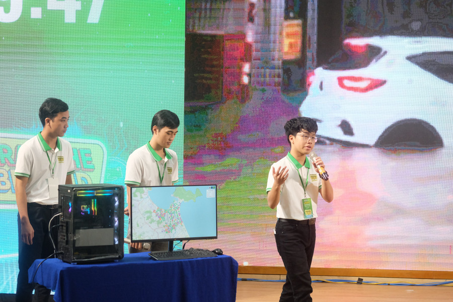 Sinh viên trình bày phần dự thi.