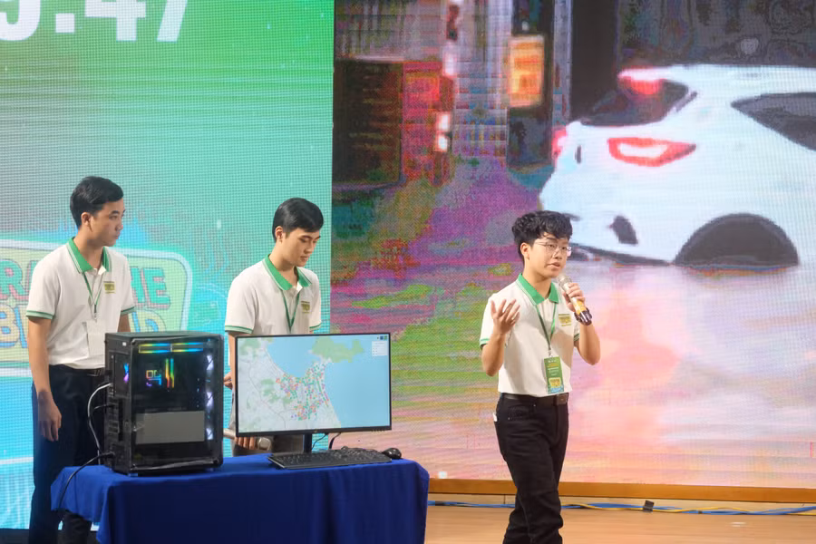 Sinh viên trình bày phần dự thi.