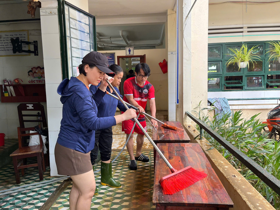 Giáo viên Trường Tiểu học Lâm Quang Thự (xã Hòa Vang, TP Đà Nẵng) vệ sinh bàn ghế học sinh.