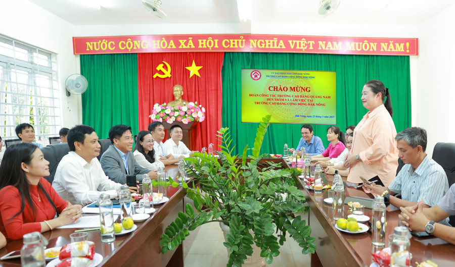 PGS. TS. Vũ Thị Phương Anh – Hiệu trưởng Trường Cao đẳng Quảng Nam trao đổi tại buổi làm việc. 094a4974.jpg