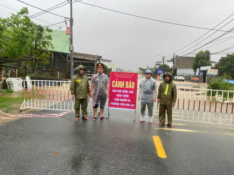 Lực lượng chức năng xã Đại Lộc chốt chặn khu vực bị ngập, không cho người và phương tiện qua lại. e12e72c8-d4aa-4504-98cd-9148b084531e.jpg
