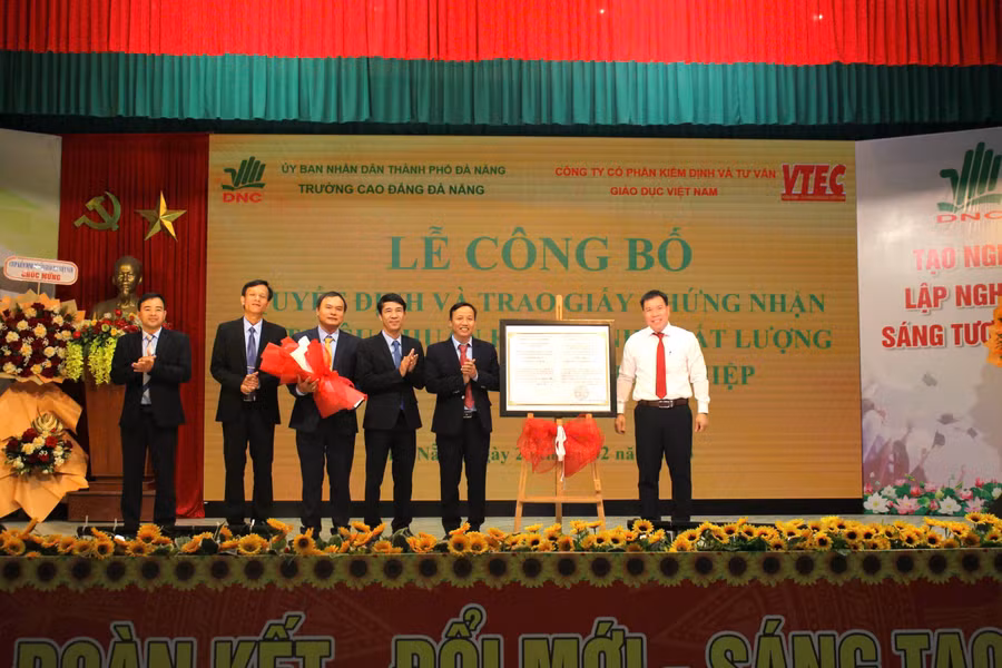 Đại diện Công ty cổ phần Kiểm định và tư vấn giáo dục Việt Nam trao giấy chứng nhận đạt tiêu chuẩn kiểm định chất lượng cơ sở giáo dục nghề nghiệp cho Trường Cao đẳng Đà Nẵng.