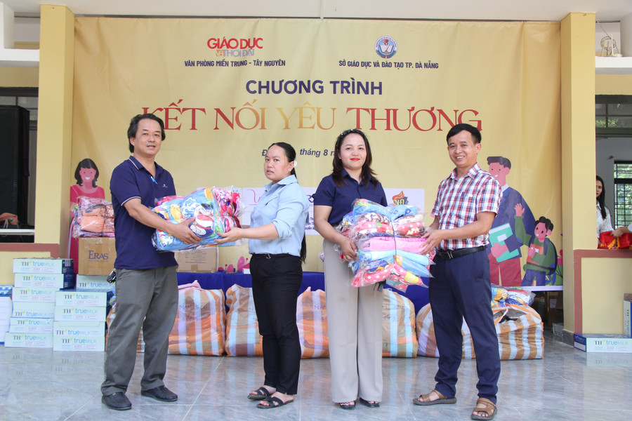 Đại diện Công ty TNHH Hưng Phát Door và Đảng uỷ xã Trà Leng (bên phải) trao quà cho nhà trường. img-0778.jpg