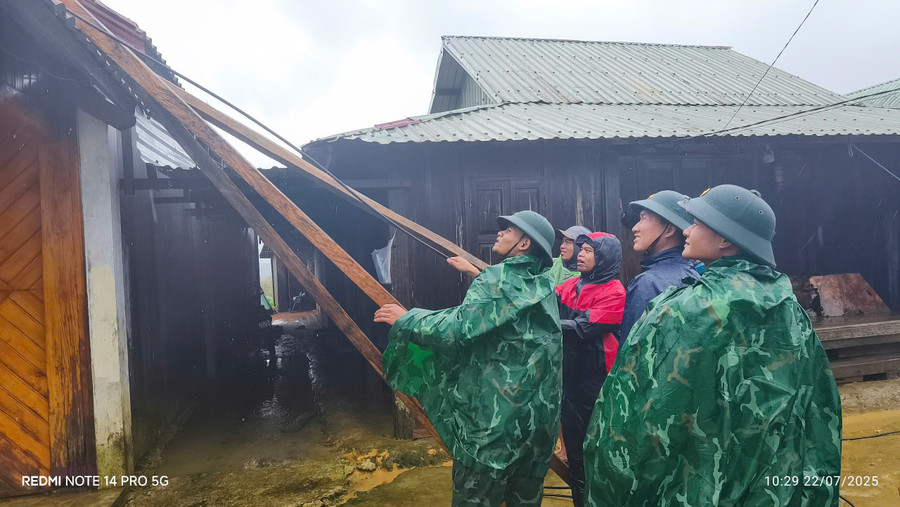 Giúp người dân sửa chữa nhà cửa sau khi bị gió làm tốc mái. (Ảnh: BĐBP) img-20250722-214516.jpg