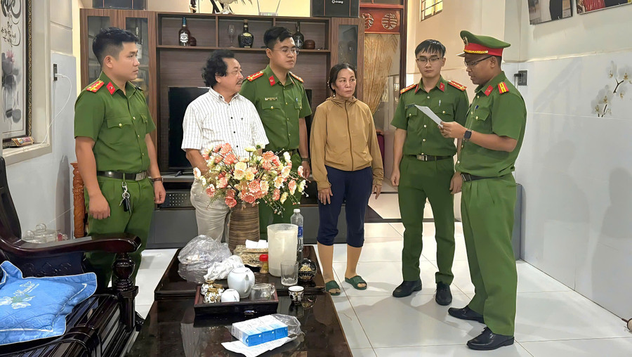 Cơ quan Công an thi hành tạm giữ hình sự đối với vợ chồng bà Thủy. 