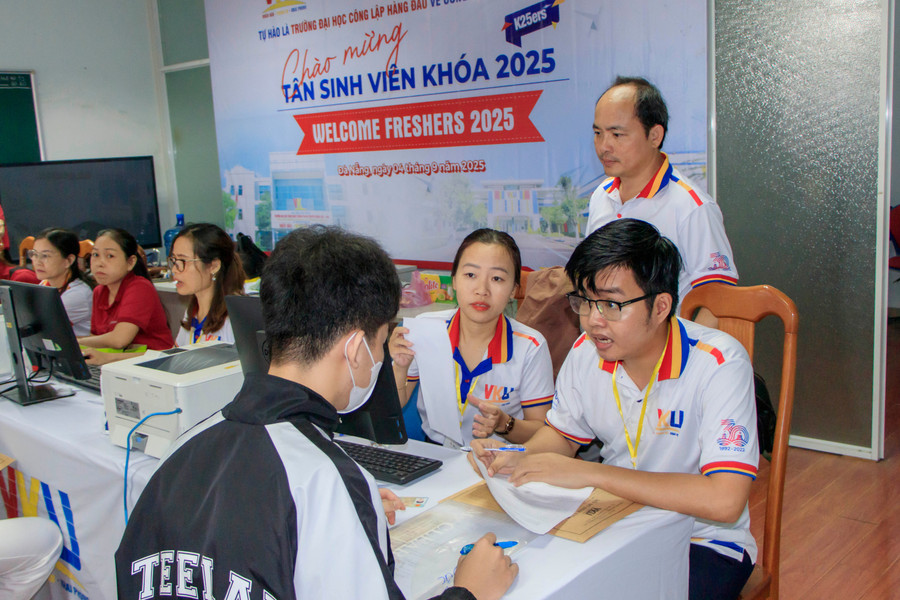 PGS.TS Huỳnh Công Pháp (đứng) - Hiệu trưởng Trường VKU kiểm tra quy trình hướng dẫn và tiếp nhận hồ sơ nhập học của tân sinh viên. img-9467.jpg