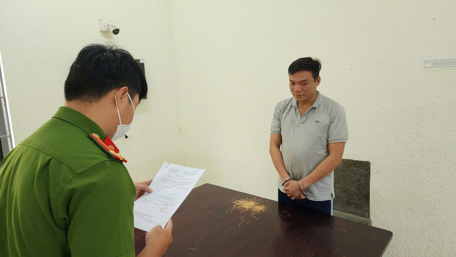 Công an tống đạt quyết định khởi tố vụ án, khởi tố bị can và lệnh bắt tạm giam đối với Lập. Ảnh: CACC. 