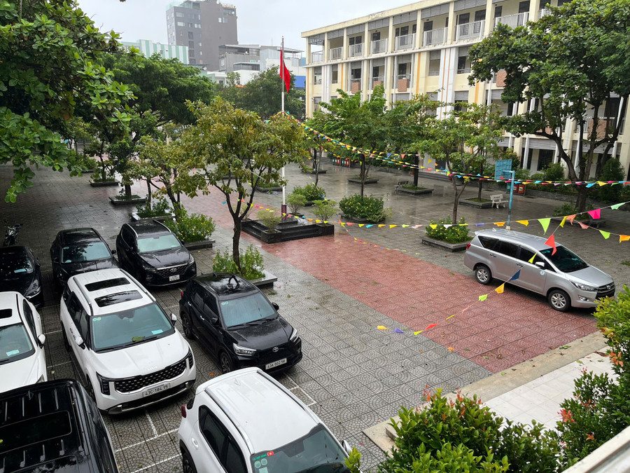 Khuôn viên trường có thể đỗ hàng chục chiếc ô tô. 2718628483314081640.jpg