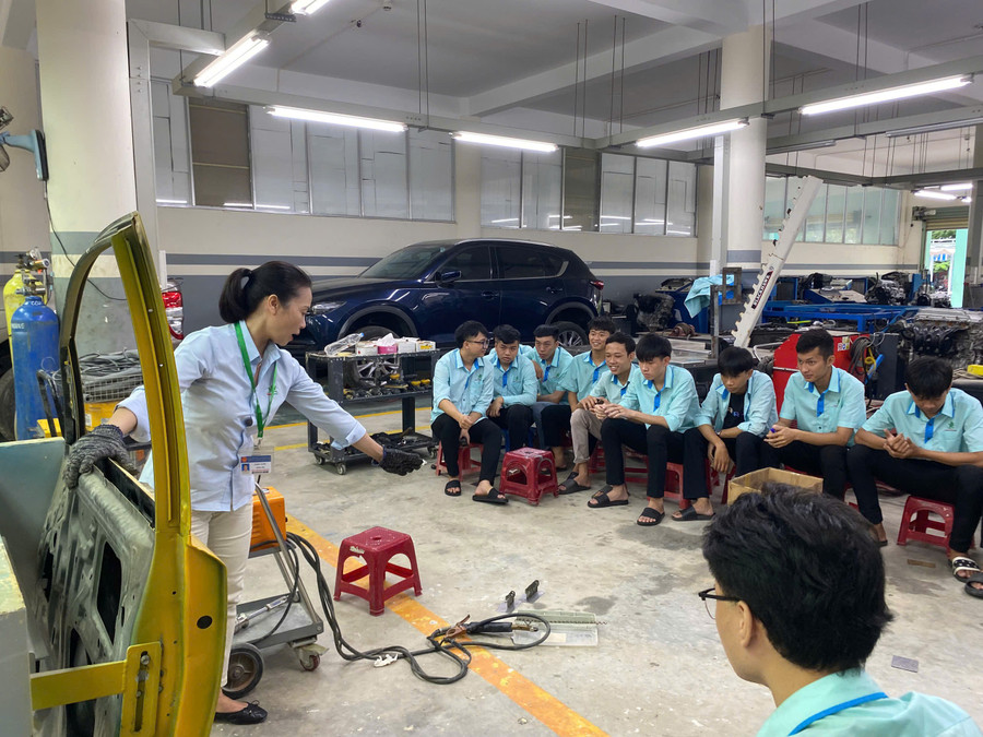 Students in practical class. cao-dang-da-nang-2.jpg